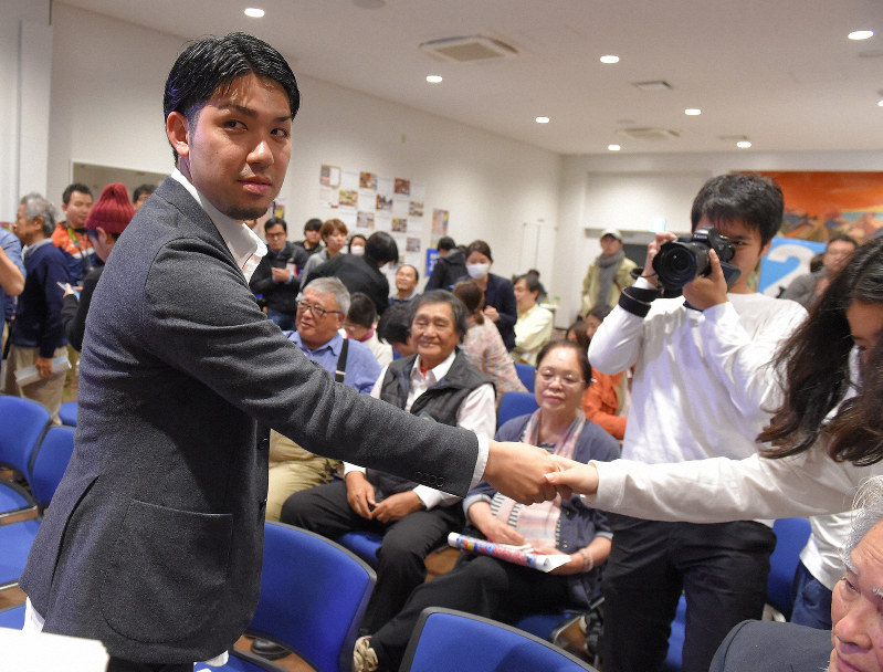 県民投票の成果に「辺野古」県民投票の会のメンバーと握手する元山仁士郎代表(左)=那覇市で2019年2月24日午後8時48分、上入来尚撮影