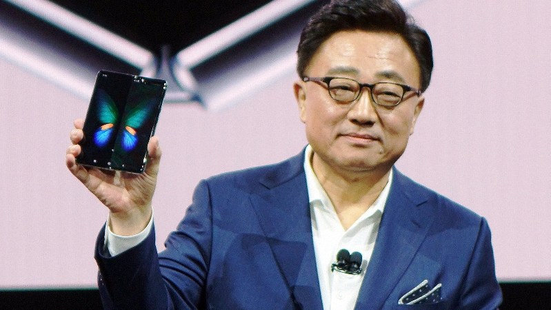 ギャラクシーフォールドを掲げるサムスン電子のコ・ドンジンCEO