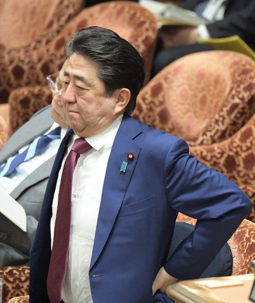 衆院予算委員会で質疑を聞く安倍晋三首相＝国会内で2019年2月25日午前9時27分、川田雅浩撮影