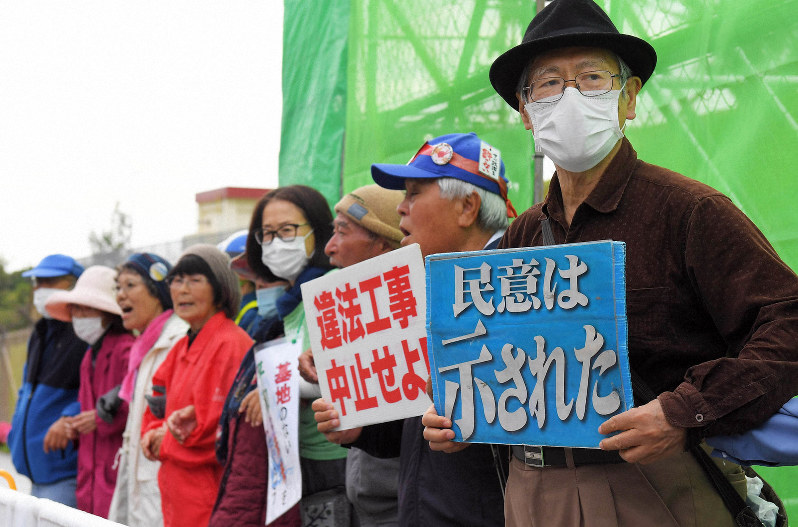 県民投票の結果を受け、米軍キャンプ・シュワブ前で基地の撤廃を訴える人たち=沖縄県名護市辺野古で2019年2月25日午前8時59分、津村豊和撮影