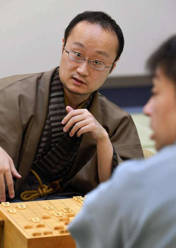 4連勝でタイトルを獲得し、対局を振り返る渡辺明新王将=那覇市で2019年2月25日午後6時15分、上入来尚撮影