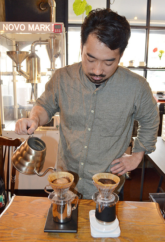 コーヒーをいれる高橋勇気さん。いい香り!=大阪市北区菅原町の北浜ポート焙煎所で、亀田早苗撮影