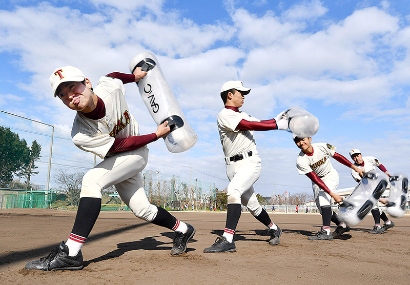 ウオーターバッグを使ってトレーニングする富岡西の選手たち=徳島県阿南市で、猪飼健史撮影