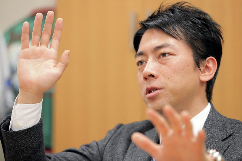 インタビューに応える小泉進次郎・自民党厚生労働部会長=東京都千代田区で2019年2月18日、和田大典撮影