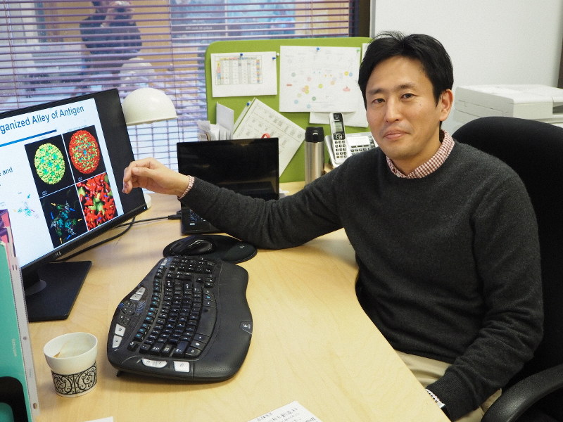 マラリアのワクチン候補薬の仕組みについて説明する「VLPセラピューティクス」のCEO、赤畑渉さん=米国メリーランド州の同社で、須田桃子撮影