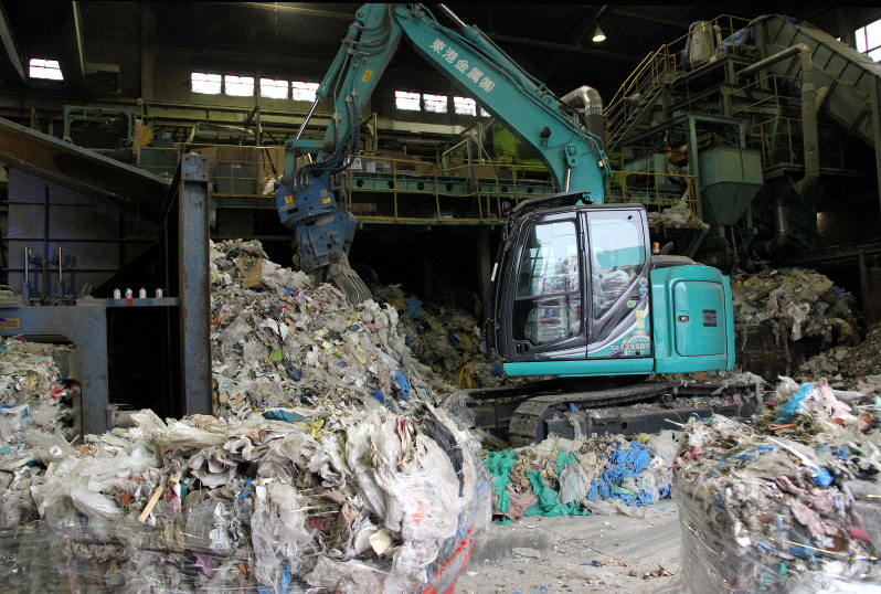 回収先から運ばれてきたプラスチックなどの廃棄物を選別、破砕する施設=東京都大田区京浜島で2018年11月6日、岡礼子撮影