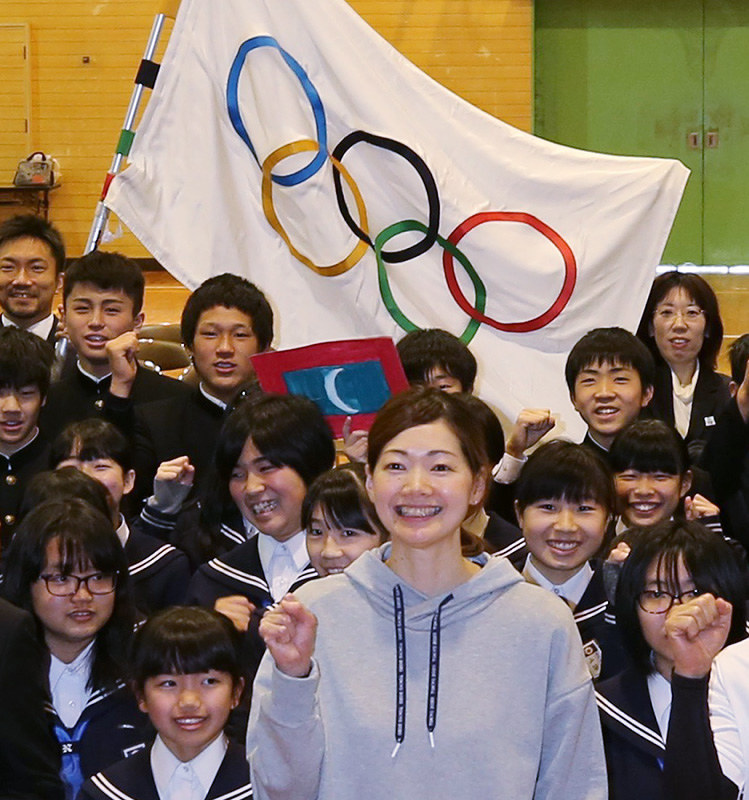 井上香織さん(手前中央)と届けられた五輪旗と一緒に記念撮影する中学生たち=和歌山県御坊市の市立名田中学校で、山本芳博撮影