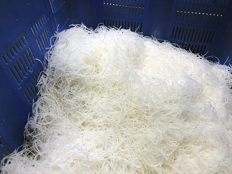 小倉商店が生産している大根のツマ。流用されたものとは異なる=岡山市南区で、林田奈々撮影