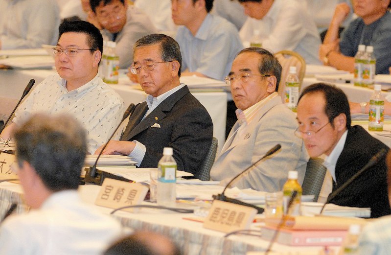ふるさと納税の創設を巡り、熊本市で開かれた全国知事会では賛否がぶつかった=熊本市内のホテルで2007年7月12日撮影