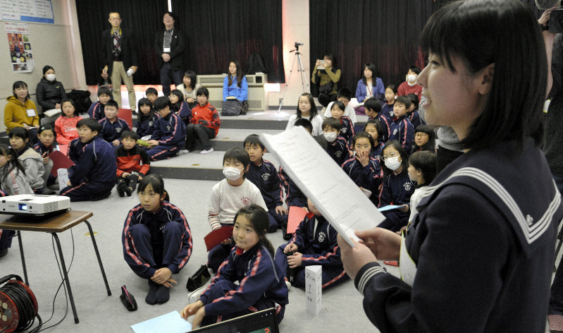 岩手県釜石市立甲子小4に「津波から生き延びるため」の知恵と工夫を伝える県立釜石高2年生、野呂文香さん(右)=岩手県釜石市の甲子小学校で2019年2月26日、中尾卓英撮影