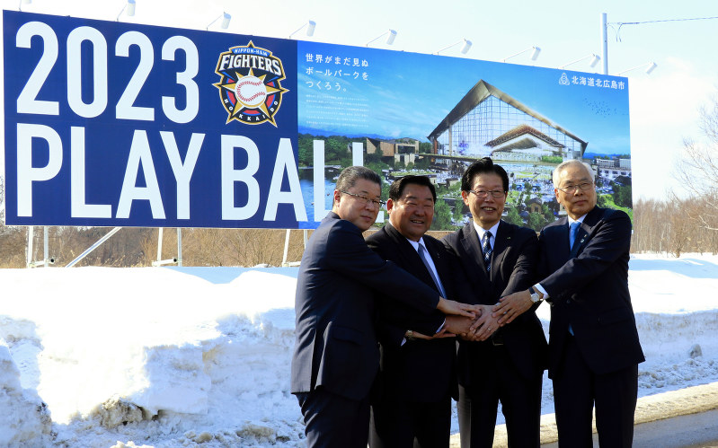 ボールパーク建設予定地を視察した、JR北海道の島田修社長(右から2人目)ら=北広島市で