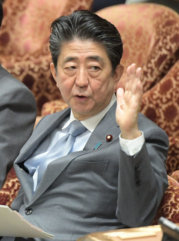 衆院予算委員会で厚生労働省の毎月勤労統計の不正調査問題についての同省特別監察委員会の再調査結果について答弁のため挙手する安倍晋三首相=国会内で2019年2月28日午前9時22分、川田雅浩撮影