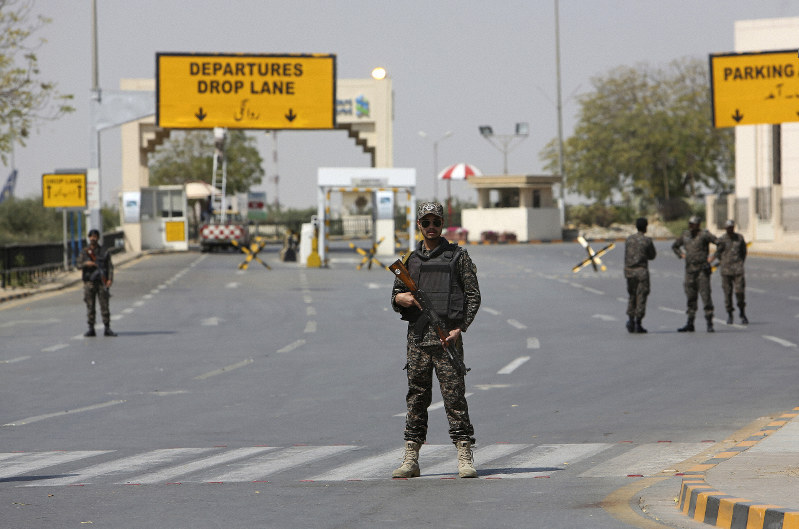 インドとの国境付近にあるジンナ国際空港は封鎖され、周辺警備が続く=2019年2月28日、AP