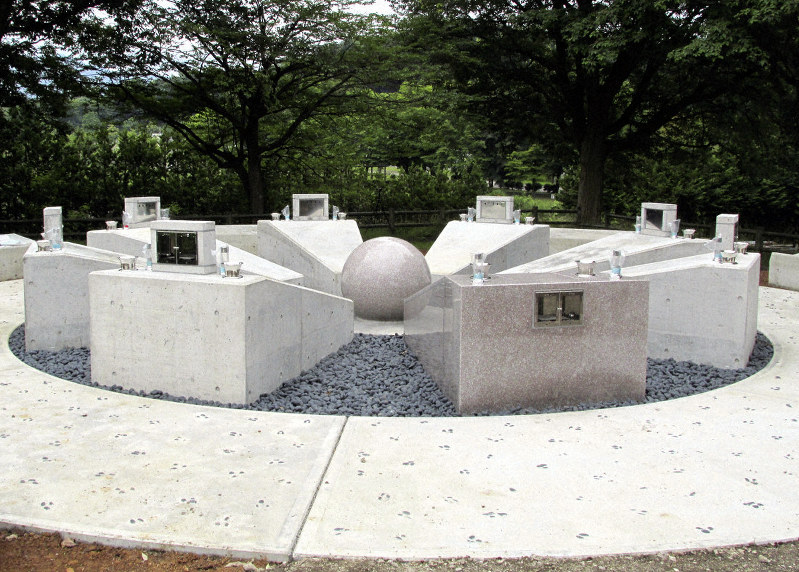 弘前霊園の合葬墓=青森県弘前市提供