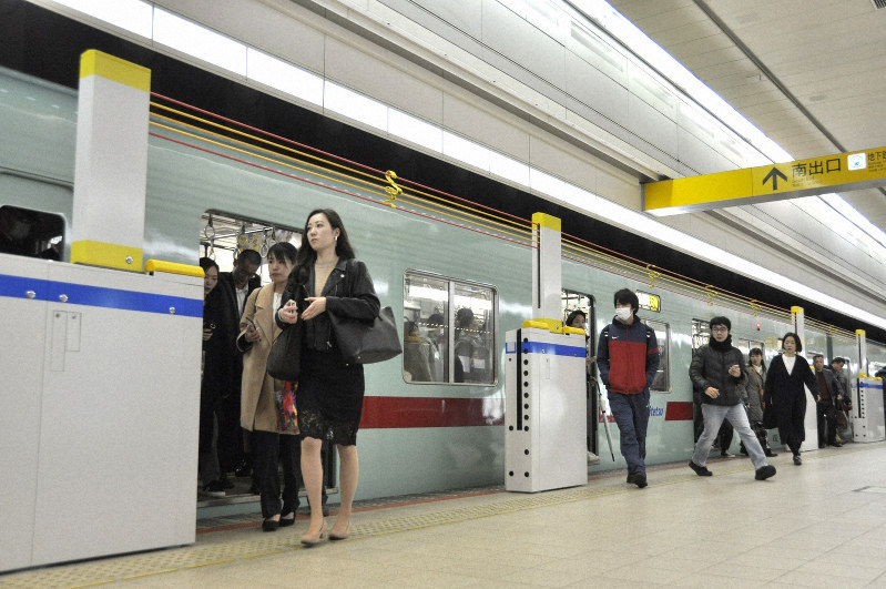 西鉄福岡(天神)駅に設置された転落防止のホームドア=福岡市中央区で2019年2月28日10時18分、石田宗久撮影