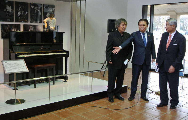 富山市民芸術創造センターに尾崎豊のピアノ展示 4人家族の日々の暮らし