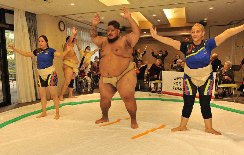 特別養護老人ホームで相撲体操に挑戦し、高齢者と交流するベネズエラ選手たち=東京都世田谷区で2019年1月25日午後2時49分、松本晃撮影