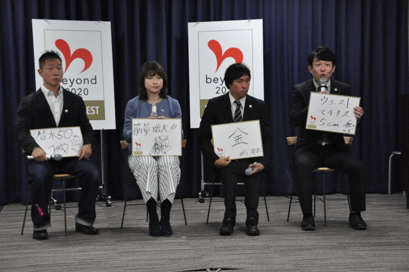 東京五輪・パラリンピックが開催される2020年夏に向けた「健康目標」を掲げるお笑いコンビ「ペナルティ」のヒデさん(右端)ら=東京都千代田区の内閣府で2019年2月28日午前11時6分、松本晃撮影