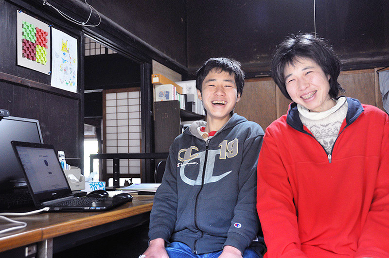 テレビ電話で授業に参加できることになり、喜ぶ馬場真澄さん(左)と貴洋子さん=京都府京丹後市丹後町谷内で、塩田敏夫撮影