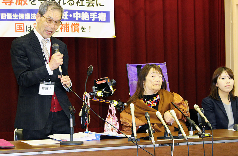 藤原精吾弁護団長(左)らと記者会見に臨んだ鈴木由美さん(中央)=神戸市中央区の県弁護士会館で、望月靖祥撮影