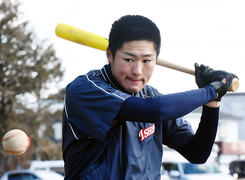 実りの春 石岡一センバツ初出場 第２部 選手 スタッフ紹介 ４ 武田翼左翼手 ２年 古屋健太郎中堅手 １年 茨城 毎日新聞
