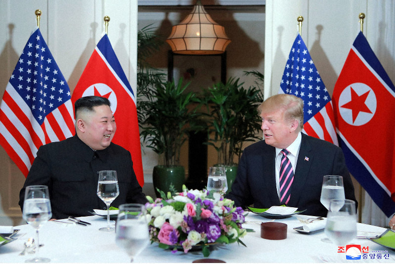 2月27日、夕食会で円卓に並んで座るトランプ米大統領(右)と金正恩朝鮮労働党委員長=ベトナムのハノイで(朝鮮中央通信=朝鮮通信)
