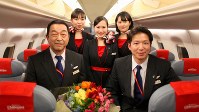 最終フライトを終えてスタッフとともに。前列左が秋田芳男さん（フジドリームエアラインズ提供）