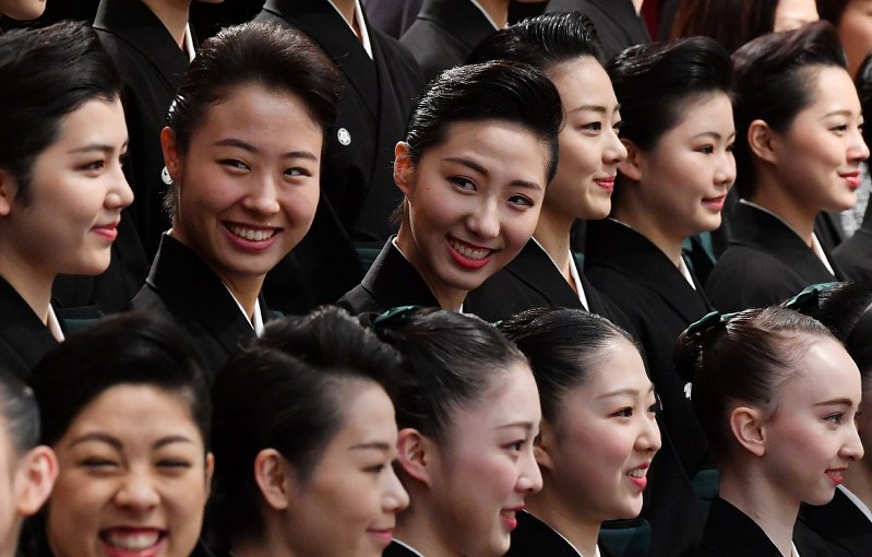 卒業式の前に笑顔を見せる元プロテニス選手の松岡修造さんの長女恵さん(上段右から4人目)=兵庫県宝塚市で2019年3月1日、山田尚弘撮影