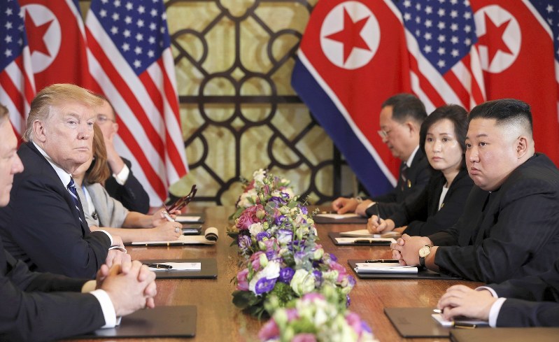 閣僚らを入れた拡大会合に臨むトランプ米大統領(左)と金正恩朝鮮労働党委員長(右)=ベトナム・ハノイで2019年2月28日、ロイター