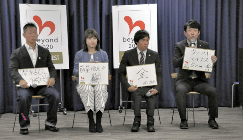東京五輪・パラリンピックが開催される2020年夏に向けた「健康目標」を掲げるお笑いコンビ「ペナルティ」のヒデさん(右端)ら=東京都千代田区の内閣府で2019年2月28日、松本晃撮影