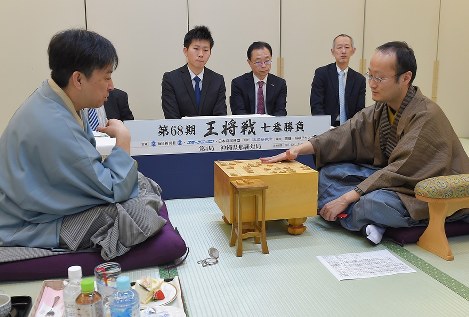 熱戦を終え、対局を振り返る渡辺明新王将（右）と久保利明王将＝那覇市で２月２５日午後６時１８分、上入来尚撮影