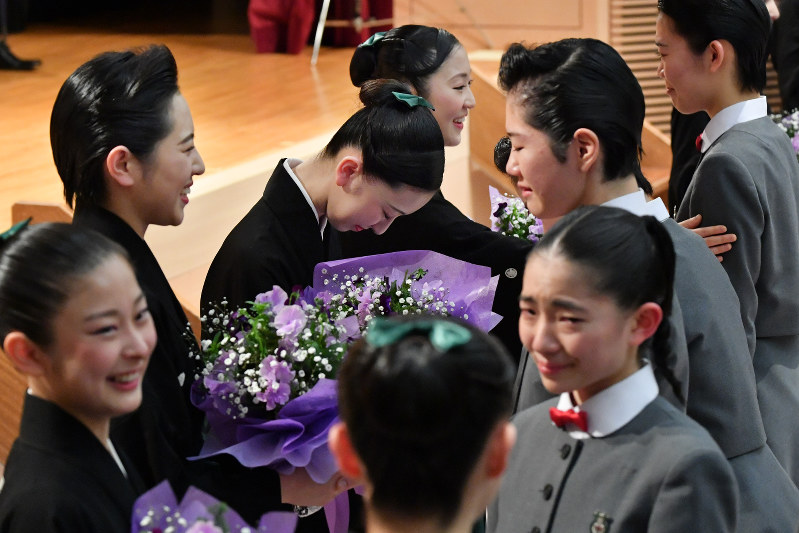 タカラヅカ 終わりなき芸の舞台へ巣立ち 宝塚音楽学校で卒業式 松岡修造さん長女も 写真特集8 10 毎日新聞
