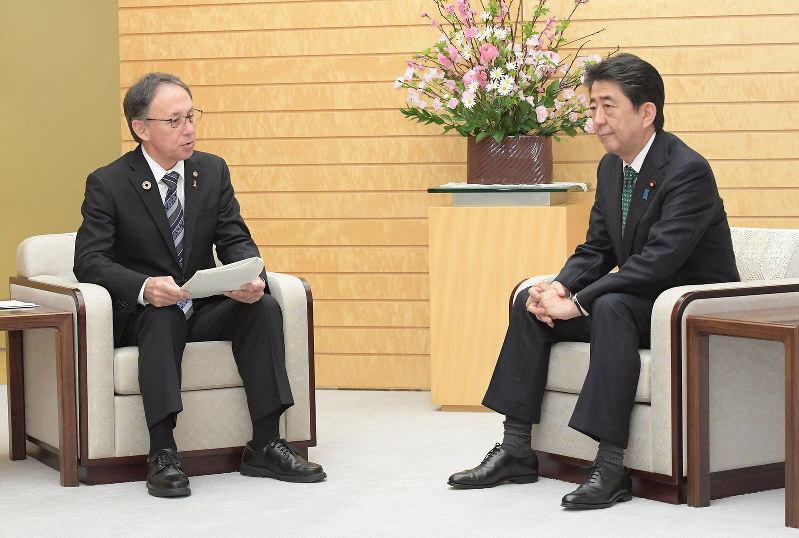 県民投票の結果について安倍晋三首相（右）に説明する沖縄県の玉城デニー知事＝首相官邸で2019年3月1日午後0時16分、川田雅浩撮影