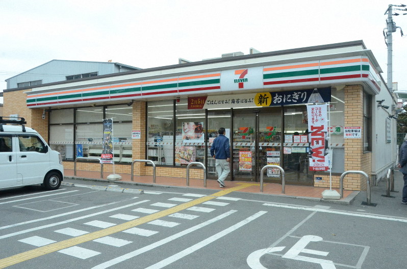 深夜の営業を取りやめたセブン-イレブン東大阪南上小阪店=大阪府東大阪市で2019年2月21日、釣田祐喜撮影