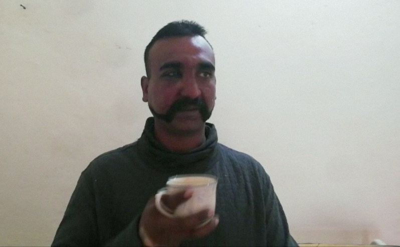 パキスタン軍に撃墜され拘束されたインド軍機のパイロットとされる映像=パキスタン軍提供・AP