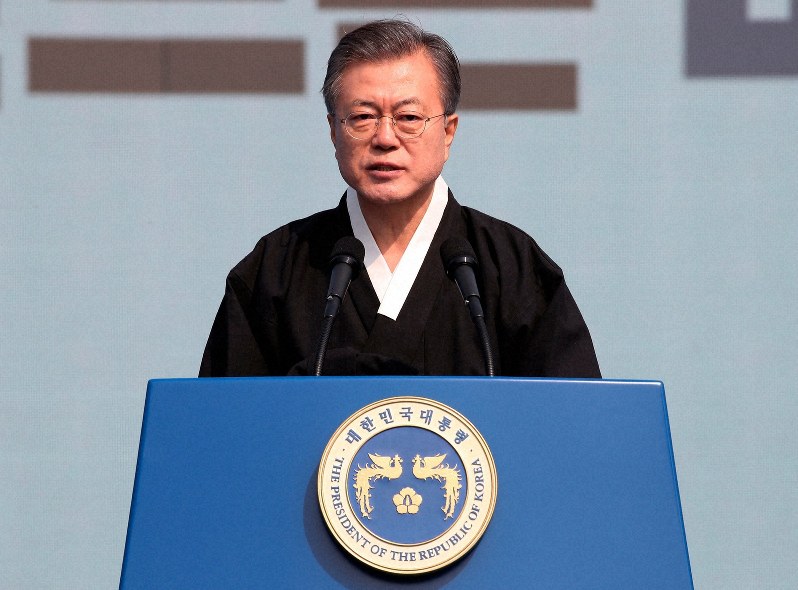 演説する韓国の文在寅大統領=1日、AP