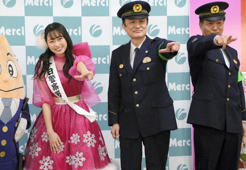 1日黒部署長となり、決めポーズを披露する佐々木彩夏さん(右から3人目)=黒部市で2019年2月28日、森野俊撮影