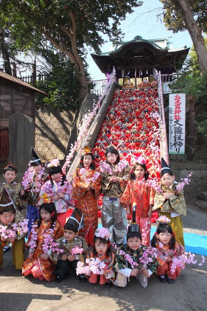 愛宕神社の大雛段飾りの前で記念撮影する子供たち