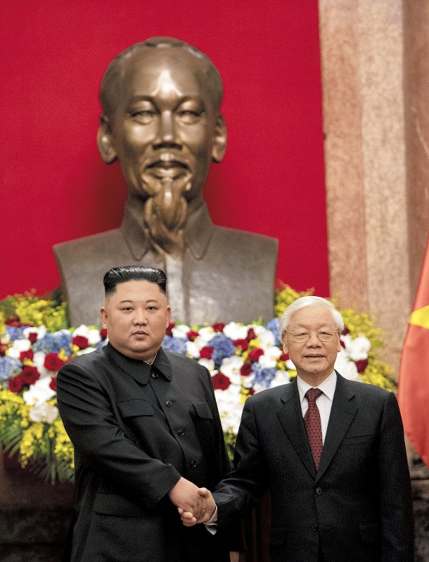 首脳会談に臨む北朝鮮の金正恩朝鮮労働党委員長(左)とベトナムのグエン・フー・チョン共産党書記長兼国家主席=ハノイの大統領宮殿で1日、ロイター