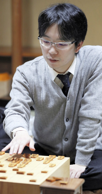 久保利明九段を降し、名人への初挑戦を決めた豊島将之王位=静岡市葵区の「浮月楼」で2019年3月2日午前0時56分、玉城達郎撮影