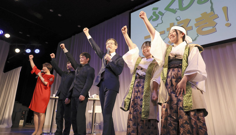 内堀雅雄知事(中央)の合図で「福島大好き」と声を上げる高校生ら=2019年3月2日15時4分、松田嘉徳撮影