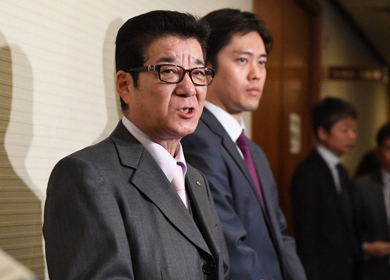 松井一郎・大阪府知事(左)と吉村洋文・大阪市長=大阪市北区で2019年1月23日、山崎一輝撮影