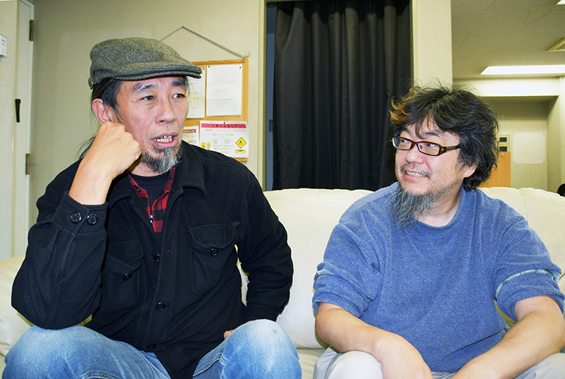 東京電力福島第1原発事故から8年となるのを前に、被災地との関わりなどについて語り合う写真家の中筋純さん(左)と、井出明・金沢大准教授=金沢市で、久木田照子撮影