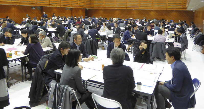 初めて開催されたカウンセリング研修会で練習をする産婦人科医ら=東京都内で2018年12月15日、千葉紀和撮影