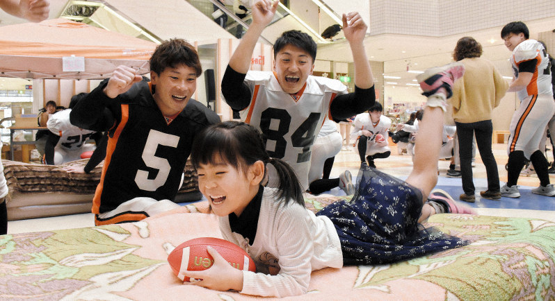 笑顔でタッチダウンなどの体験をする子どもら=岐阜市正木中1のマーサ21で