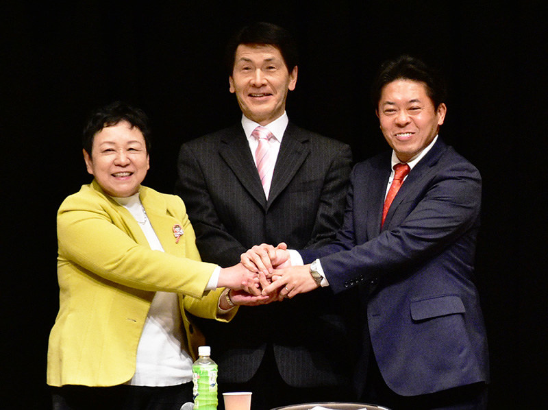 市民団体主催の公開討論会で握手を交わす兵庫県明石市長選立候補予定者の(左から)新町美千代氏、中川暢三氏、北口寛人氏=同市中崎1の市民会館で、浜本年弘撮影