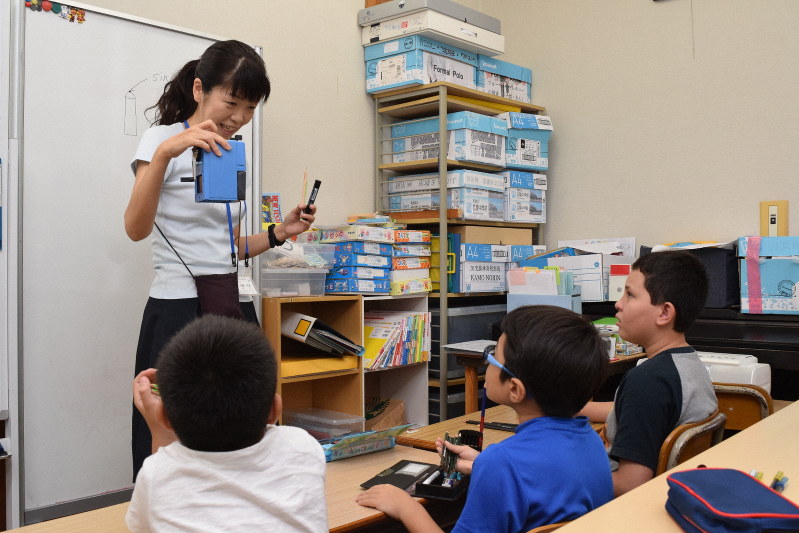 岐阜県可児市の就学支援教室で、学校生活について学ぶ外国籍の子どもたち。スタッフが持つ鉛筆削りを見て、「家にもある」と答えたのは6人中1人だった=岐阜県可児市で2018年9月7日10時40分、奥山はるな撮影