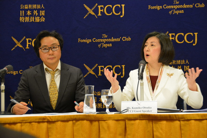 記者会見する大塚家具の大塚久美子社長(右)と、資本業務提携を結ぶハイラインズの陳海波社長=東京都千代田区の日本外国特派員協会で4日午後1時44分、藤渕志保撮影