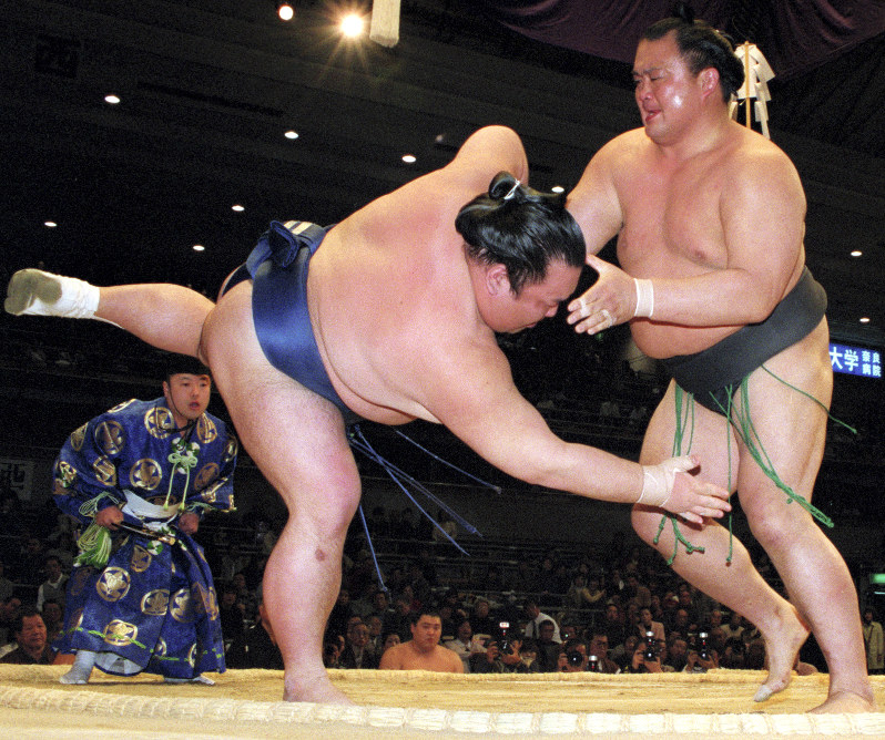 2003年春場所13日目、現役最後の取組で寿山をすくい投げで破った大善(左)=望月亮一撮影