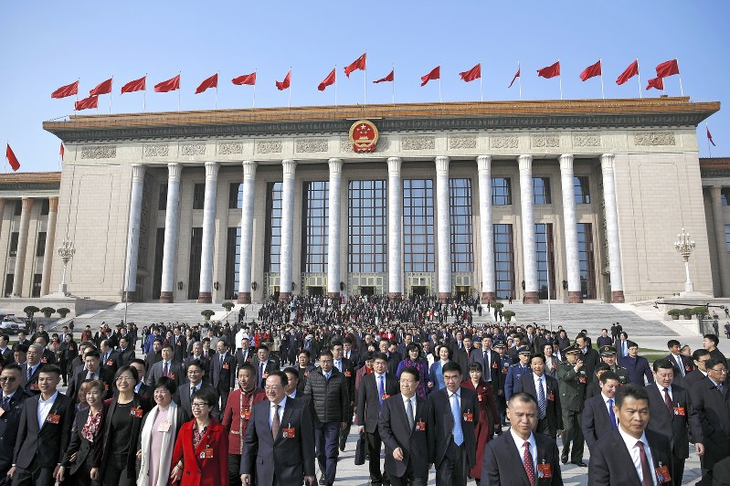 人民大会堂から出てくる全中国の省や自治区などの代表ら=北京で2019年3月4日、AP